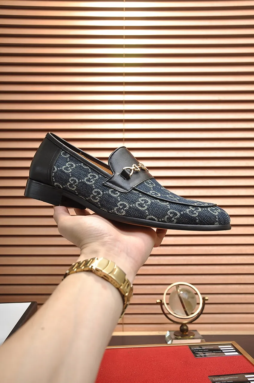 Men's shoes💰500💶Italy's top luxury men's shoe giant (GUCCI) (Gucci) (full cowhide lining) new arrival🍃Original European style🔰 Pleasant to the eye😍In order to make the shoes more durable and non-deformable🌀The production continues to follow traditional methods but there is still no lack of innovation💪Choose original sheepskin for the leather♻️ Smooth and natural And extra bright ⭐Made of imported cowhide, the first choice of rich people 38-45 (45 customized)